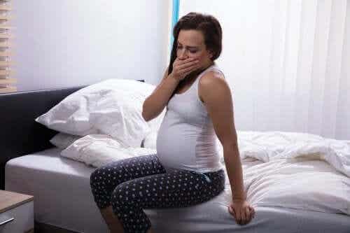 De belangrijkste symptomen van zwangerschap zoals misselijkheid