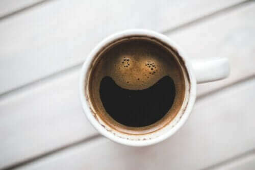 Hoe beïnvloedt cafeïne de hersenen?