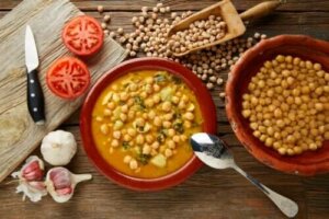 Stoofpot van kikkererwten en spinazie