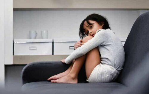 Een jong meisje met een psychosociale beperking