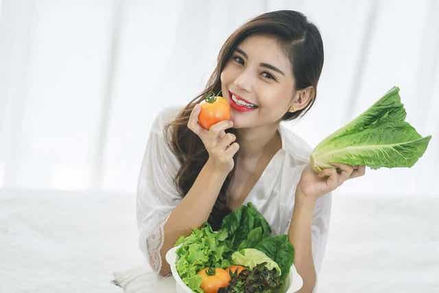 Vrouw eet gezonde voeding