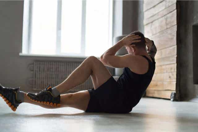 Man traint zijn buikspieren