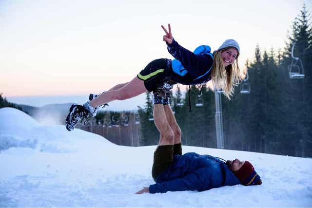 Man en vrouw in blauwe kleding