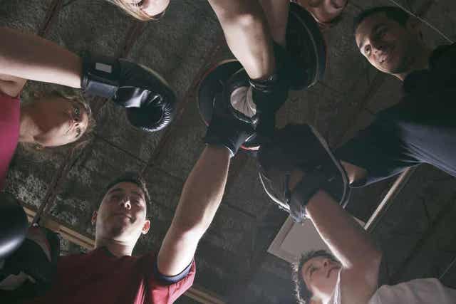 Groepje mensen die gaan fitboksen