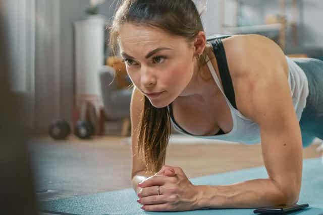 Vrouw is aan het planken
