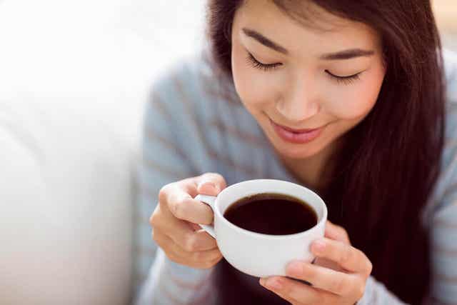 Vrouw geniet van een kopje koffie