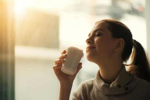 Vrouw met een bekertje koffie