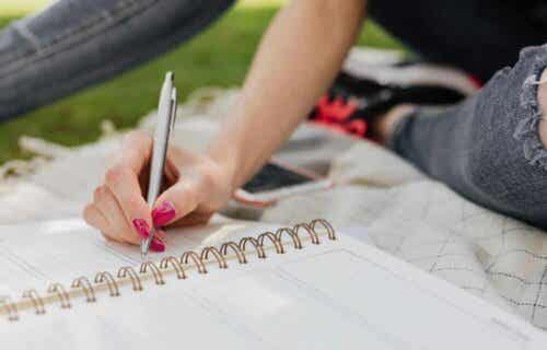 Vrouw met een schrift en pen