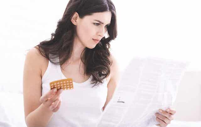 Vrouw met een anticonceptiepil