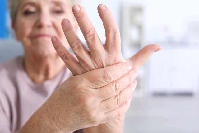 Vrouw met een pijnlijke hand