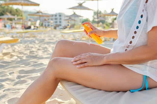 Vrouw smeert zich in met zonnebrand