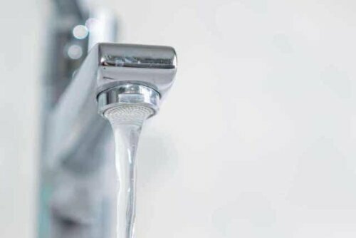 Water dat uit een kraan loopt