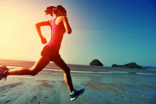 Een vrouw loop hard op het strand