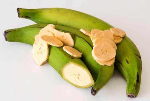 Een bakbanaan met plakjes erbovenop