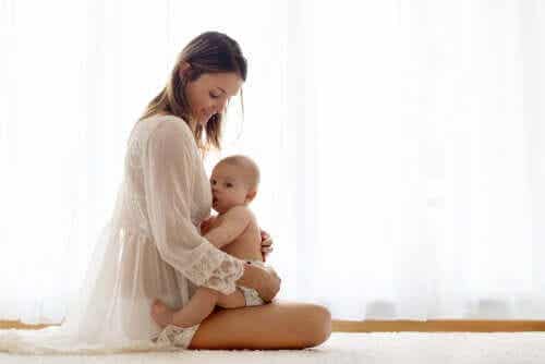 Een vrouw houdt een baby op haar schoot