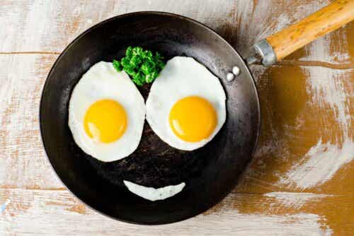 Twee gebakken eieren in een pan