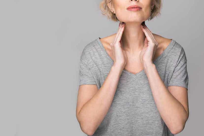 Vrouw met gezwollen lymfeklieren