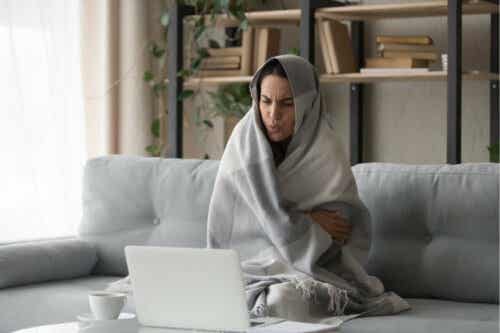 Een vrouw met weinig koude-intolerantie