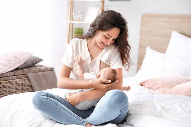 Door borstvoeding kan een vrouw last hebben van gebarsten tepels