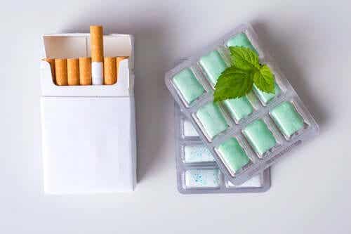 Een pakje sigaretten met geneesmiddelen ernaast