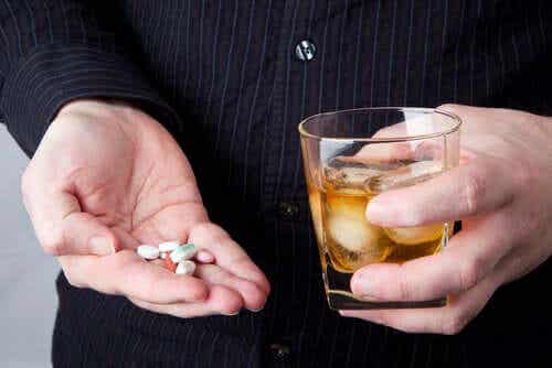 Iemand wil tegelijk alcohol en medicijnen nemen