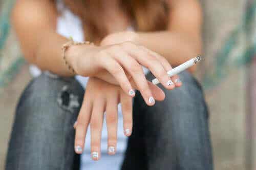 Vrouw met een sigaret tussen haar vingers