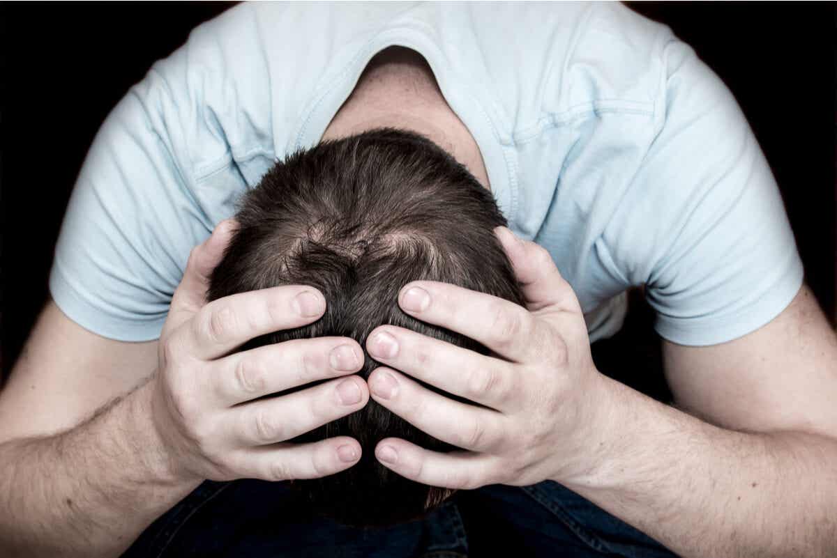 Man zit met zijn handen in het haar
