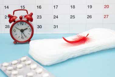 Een wekker met een kalender en een rode veer