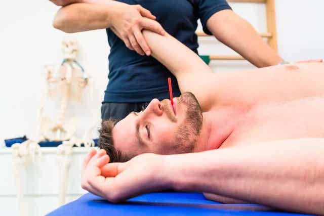 Man doet een oefening voor zijn longen