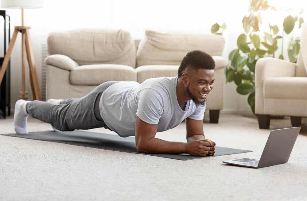Man gebruikt online video om te trainen