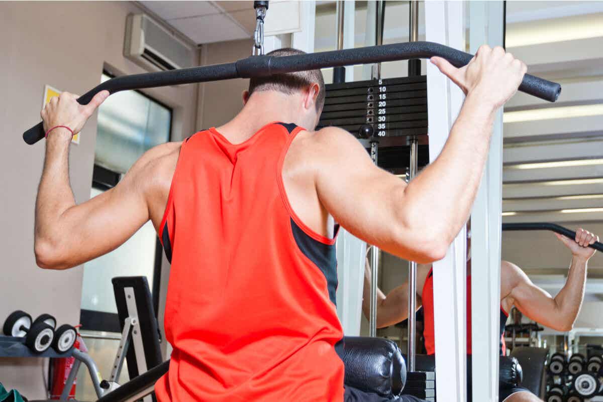 Man traint op de sportschool