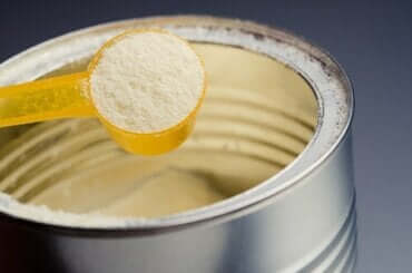 Studies tonen aan dat flesvoeding veel suiker bevat