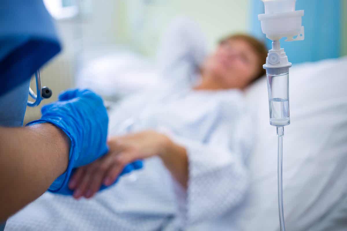 Verpleegster brengt een infuus aan
