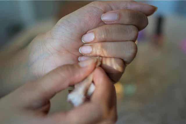 Vrouw haalt lijm van haar handen