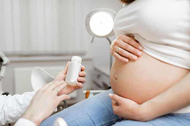 Arts bespreekt medicatie met zwangere patiënt