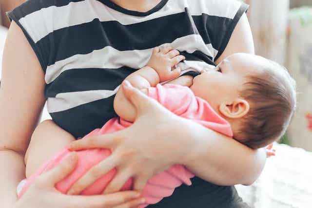 Hoe het gezichtsvermogen van een baby te stimuleren