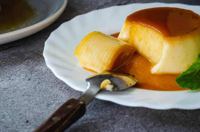 Hoe haal je de flan uit de vorm
