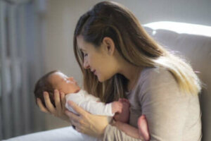 Hoe het gezichtsvermogen van een baby te stimuleren