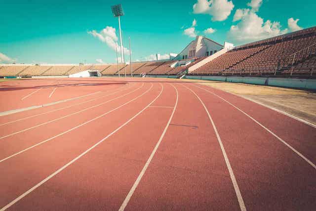 Atletiekbaan met zitplaatsen voor publiek