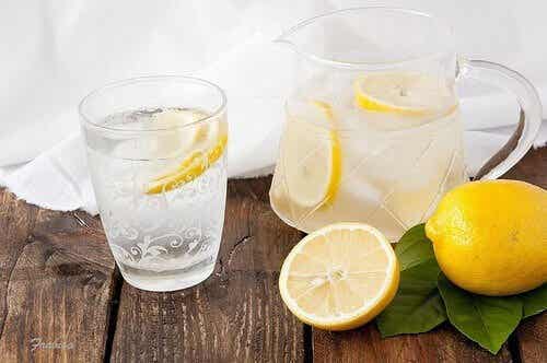 Water met citroen