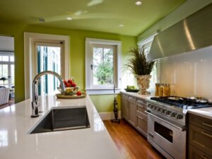 Hoe te beslissen in welke kleur je de keuken moet schilderen