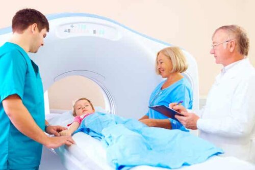Kind gaat in de CT-scanner