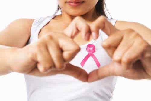 Een vrouw met een borstkankerlint
