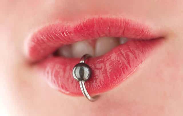 Piercing door de onderlip