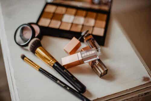 Lippenstoft en borstels en kwasten