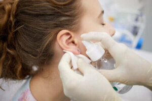 Hoe een piercing te laten genezen