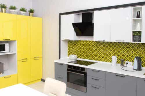 Keuken met grijs en geel