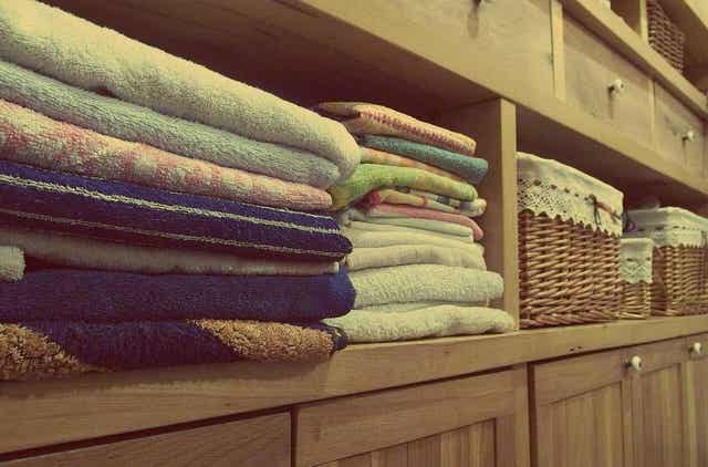 Stapel handdoeken in een kast