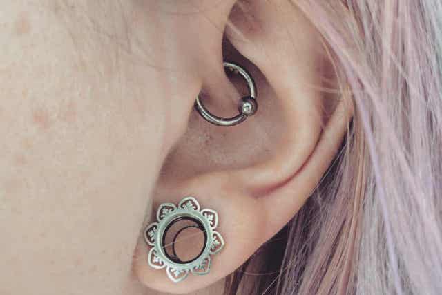 Vrouw met twee soorten oorpiercings
