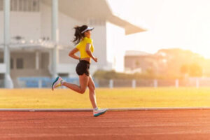 Een trainingsroutine voor hardlopers op een atletiekbaan